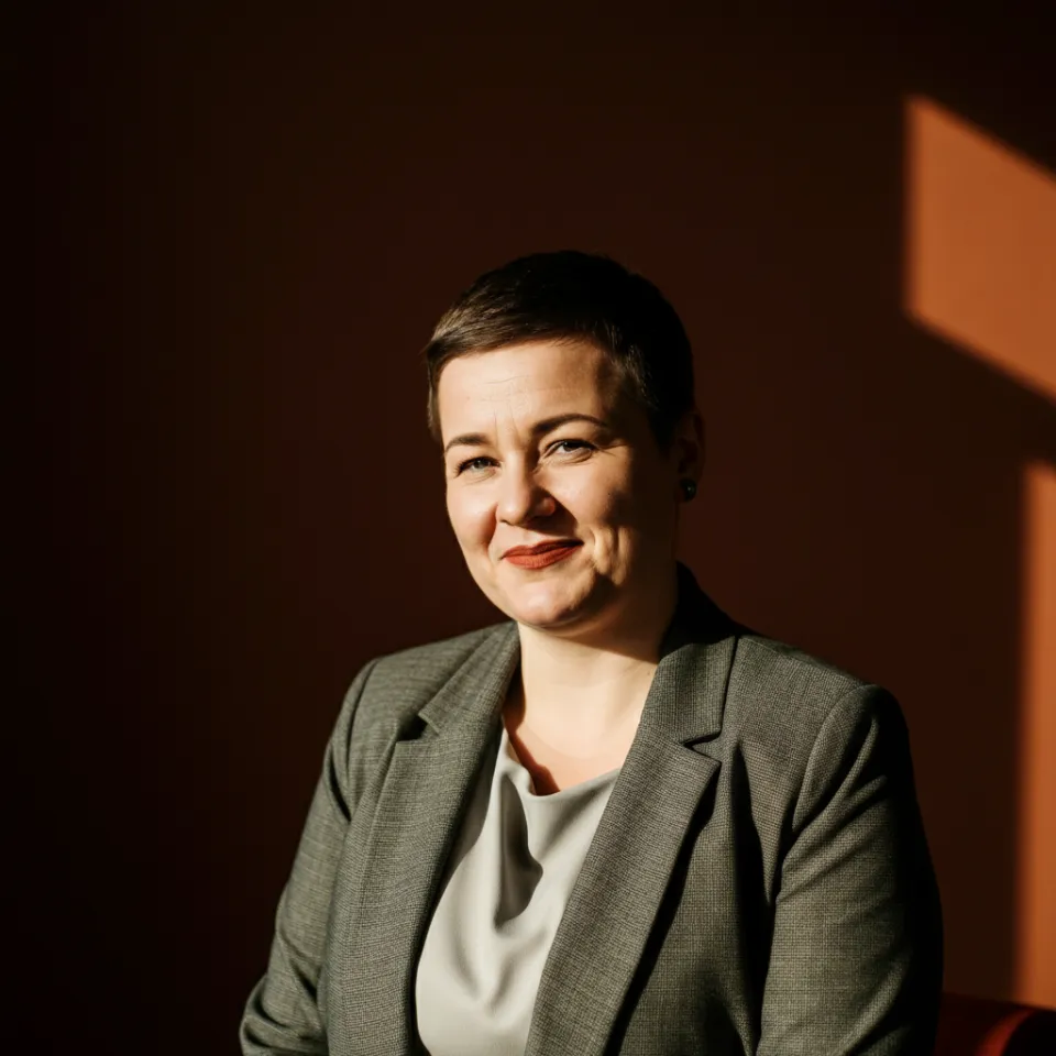 Mulher portuguesa sorridente em ambiente profissional